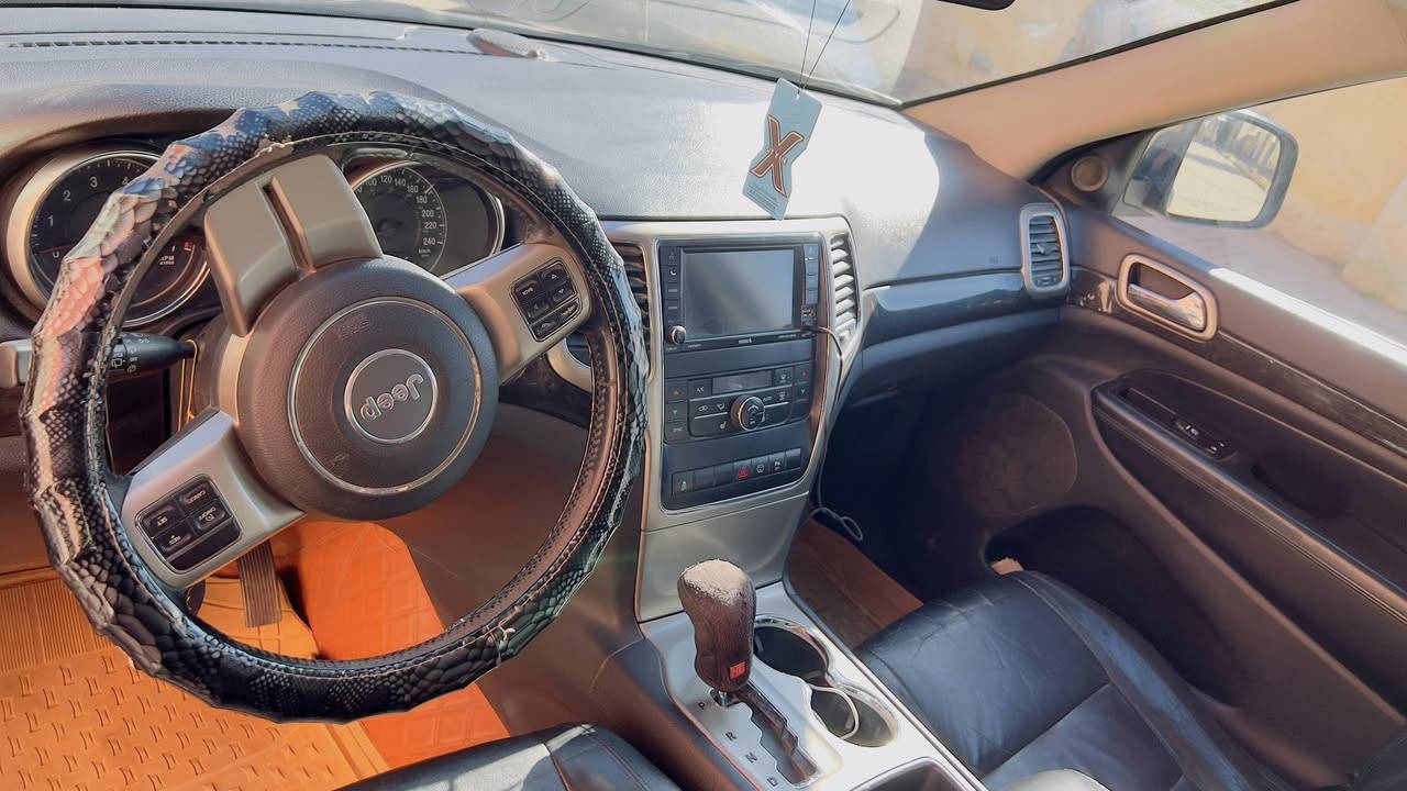 جيب كرانت شيروكي WK2 – فئة Laredo – موديل 2013 – دفع رباعي 4×4 – محرك 3.6 لتر
رنكات أصلية فئة Laredo
 • جناح خلفي
 • حساسات رجوع
 • كروم على الشبك والخلف
 • مصابيح خلفية LED
� 
الداخلية
 • مقاعد جلد (واضحة من الصور)
 • تحكم مقود
 • مثبت سرعة
 • تكييف مزدوج
 • شاشة وسطية (حسب التجهيز)
🛡 
الأمان
 • ABS
 • ESP
 • 6 وسائد هوائية
 • دفع رباعي حقيقي 4×4

مكانها ديالى بيها قطعتين صبغ باب سايق  والي ورا

***********

170$
