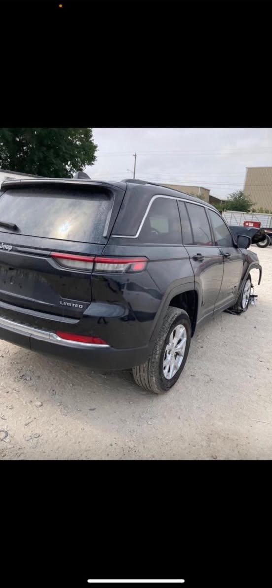 السلام عليكم جيب لمتدد موديل 23 ماشيه 22 فول ما عدا الفتحه للبيع او مراوس السعر 265 بعداد باسمي مكانه المنصور للاستفسار *********** او واتس ***********
