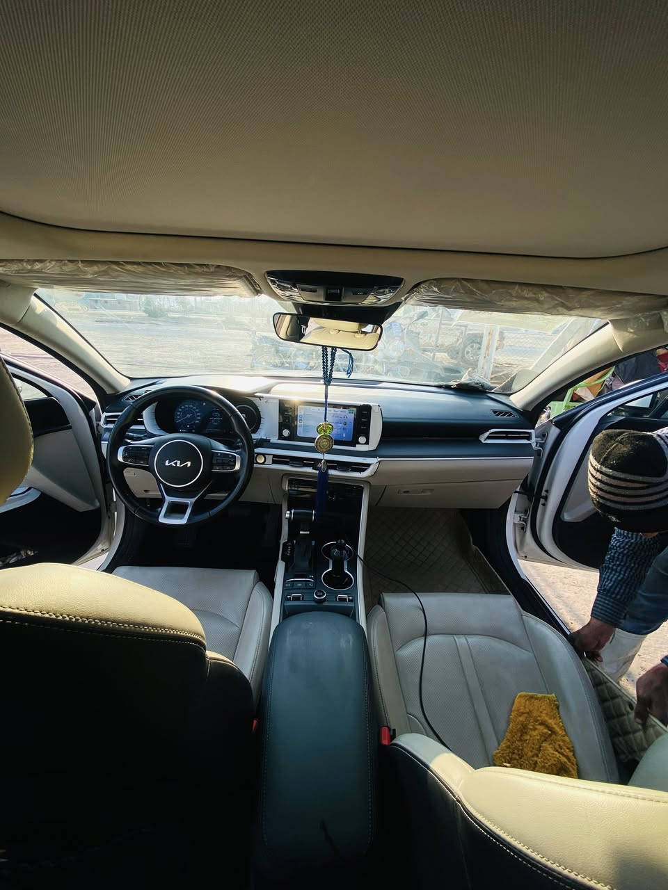 السلام عليكم للبيع k5 2023 خليجي
محرك 2500
فول فوووول مواصفات 1/1
ماشية 47 الف حقيقي 
مكفولة كفالة عامه عدا بارد بالجاملغ الايمن بسيط 
سقف بانوراما 
بصمه تشغيل وابواب وصندوق 
‏تشغيل عن بعد 
‏كشنات كهرباء ￼تدفئه ￼
لد امامي وخلفي 
ويل كـاب كروم 
حساسات 
كامره وشاشه 
رقم اربيل بإسمي تحويل مباشر ثاني يوم او وكاله 
سيارة جديده بحاله الزيرووو وبل عافيه ع الياخذها 
مكان السيارة بغداد / اليرموك
السعر 230وبيه مجال 
للأستفسار ***********
