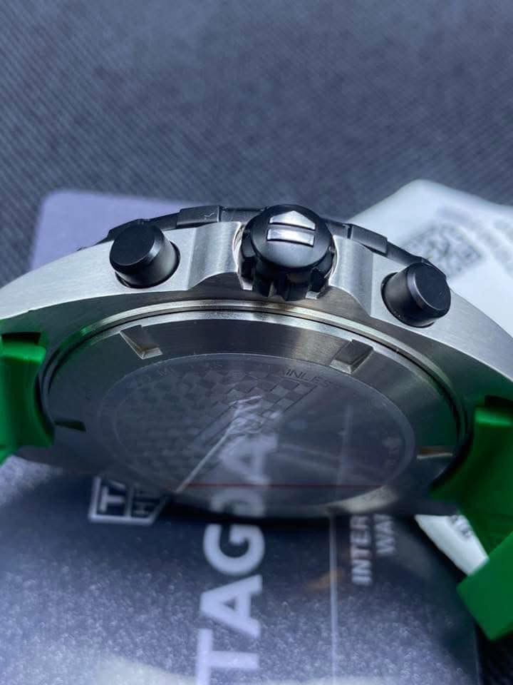 يبلغ سعر ساعة TAG Heuer Formula 1 Chronograph (الموديل الأخضر CAZ101AP.FT8056) الرسمي حوالي 2,350 دولاراً أمريكياً.أما متوسط أسعارها الفعلي في الأسواق والمنصات العالمية فيتراوح كالآتي:السعر لنسخة جديدة بالكامل: يتراوح بين 1,850 إلى 2,100 دولار أمريكي (حسب خصومات المتاجر المعتمدة).السعر لنسخة مستعملة (بحالة ممتازة): يتراوح بين 1,450 إلى 1,750 دولار أمريكي.السعر التقريبي بالعملات المحلية:الدينار العراقي: حوالي 2,450,000 إلى 2,750,000 دينار.الريال السعودي: حوالي 7,000 إلى 8,000 ريال.الدرهم الإماراتي: حوالي 6,800 إلى 7,700 درهم.(ملاحظة: تختلف الأسعار قليلاً بناءً على تكاليف الشحن، الضرائب المحلية، وما إذا كانت الساعة تأتي مع علبتها والأوراق الثبوتية الأصلية كاملة).إذا كنت تبحث عن شراء الساعة أو ترغب في التحقق من القطعة التي تملكها، هل تود أن نناقش طرق التمييز بين الساعة الأصلية والتقليد؟قد ‭***********‬ الي يريد يدخلي خاص وبيه مجال واتساب فقط
