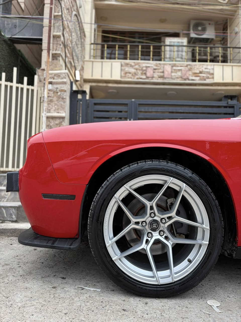 السلام عليكم اخوان 
جالنجر 2019 v6 
لون احمر طماطه 
رقم بغداد بأسمي 
ماشيه 70 
فول مواصفات 
فتحة (سلايد)
جلد
تبريد وتدفئه كشنات 
هيتر ستيرن 
عليها ويل روهانه سلفر 
منضومة زنون كامله 
بيها جاملغ امامي عكس السايق وبارد باب السايق 
مكفوله من الشواصي واللغود والايرباك 

مكاني السيديه او حي العدل 
*********** 
السعر 215
ممتواجد ع فيس خابرني وتشلع عيوني
