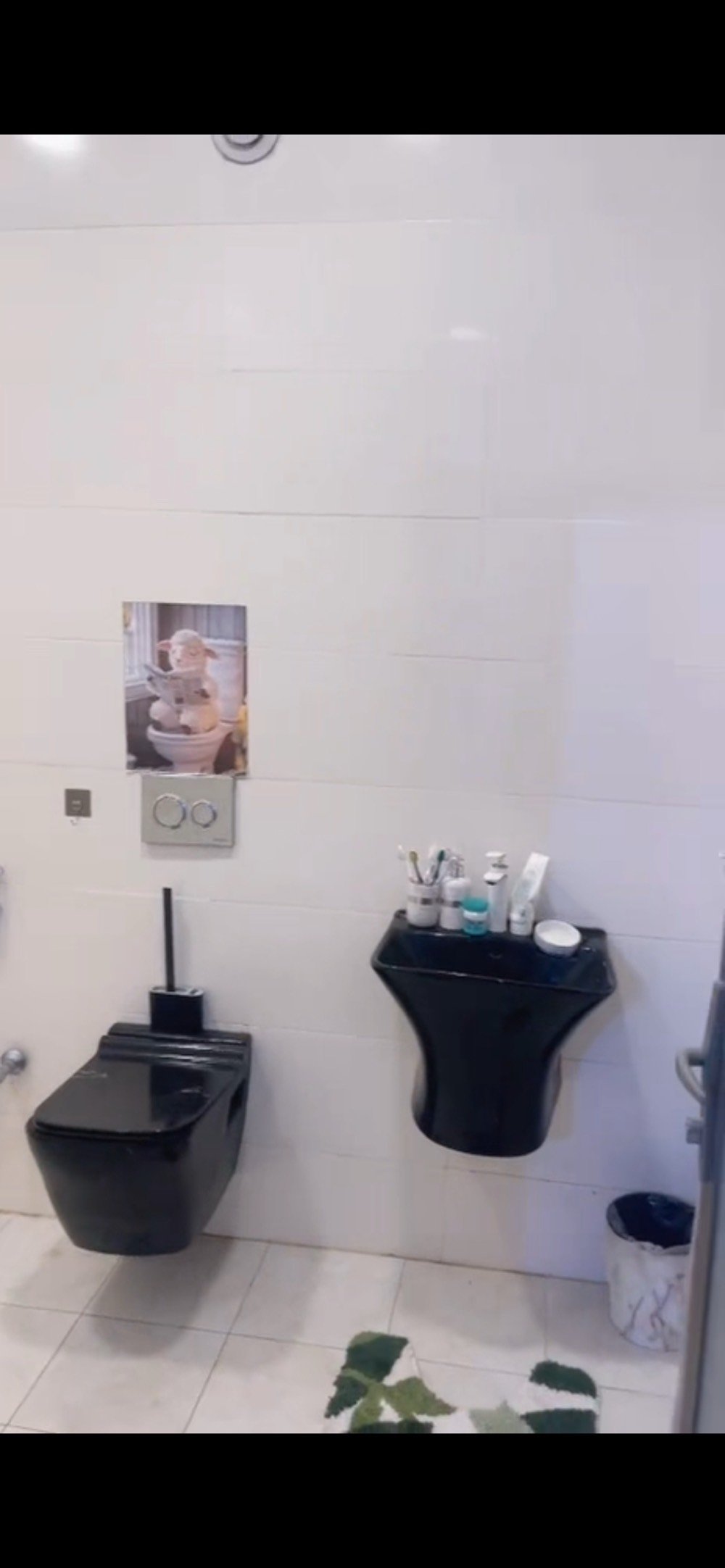  سلام عليكم بيت للبيع بناء حديث سنة 2025 بغداد المحمودية حي المهندسين الشارع الاول زراعي سند 25 اقرار محكمة مساحة 150م يحتوي الدار على مطبخ حار و بارد .. صالة استقبال غرفتين نوم صحيات خارجية وداخلية للاستفسار وتساب ***********