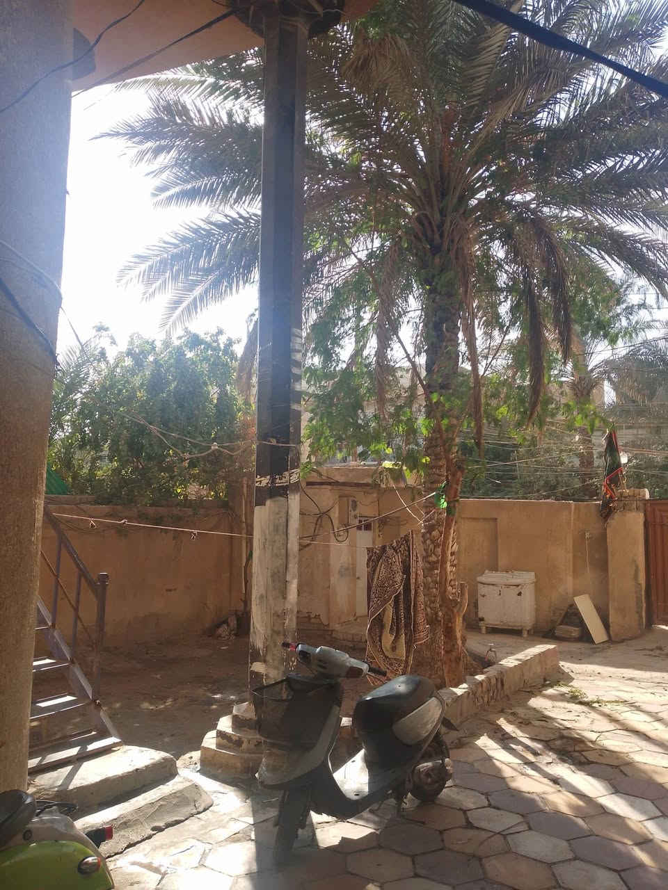 مكلف بالنشر. 
دار للبيع مع شقه مشتركه 
حي الاساتذه مجاور حي التحدي مقابل شارع مستشفى الامام الحجه عج تدخل اول فرع البنايه الي بيها مخبز وأسواق وأبو دجاج وقصاب  
المساحه ٢٥٠ متر طابقين دبل فاليوم بناء كونكريت مسلح طابوق ساكنين حاليا بيه يباع بسعر قطعه ارض يعني بناء ما حاسبينه  باقي التفاصيل الاتصال صاحب الدار مباشرتا 
***********
