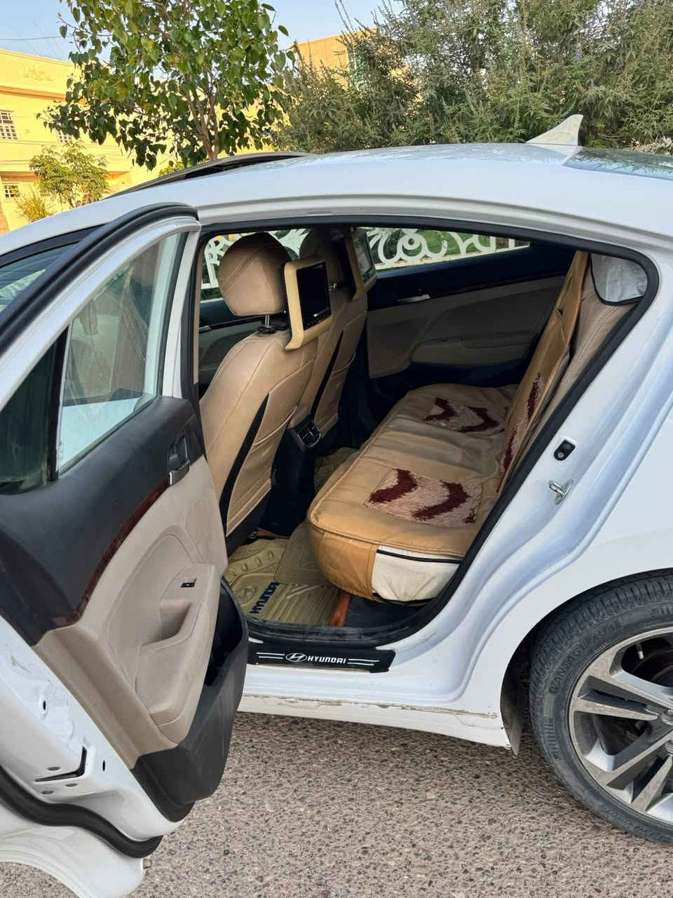 . لانترا  موديل 19.خليجي   سياره باسمي  بيها قطعه وحده  جاملغ خلفي سياره مكان رمادي 5كيلو سياره فول مواصفات  بصمه فتخه اشاير مري   مواصفات الفول  بيها اضافه شاشات خلفيه.  تواصل ***********
