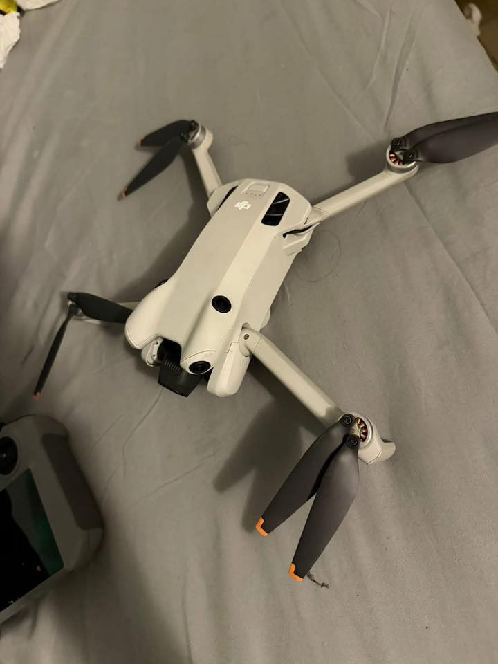 مني ٤ برو كومبو للبيع
٣ بطاريات 
كونترول سمارت
جنطه وكارتون موجودات  
قبل شهرين نظربت عندي وبدلت ذراع وعدسة 
تصوير فول طياره تصوير وطياران فول 
(((السعر مليون و50 الف قفل مستعجل عله بيعتة 
مكاني بغداد   ***********
نضاف 85% كدام عينك
