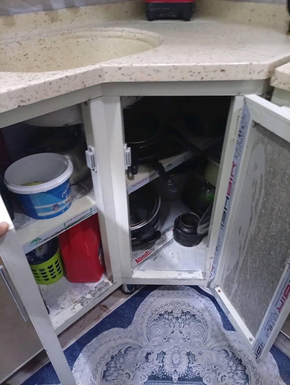 كونتر مرمر البيع و ميز طعام(٤٠ الف)