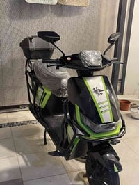 دراجة جديدة قبل يومين فتحتهة من الكارتون  بطاريه ليثيوم  07827772771