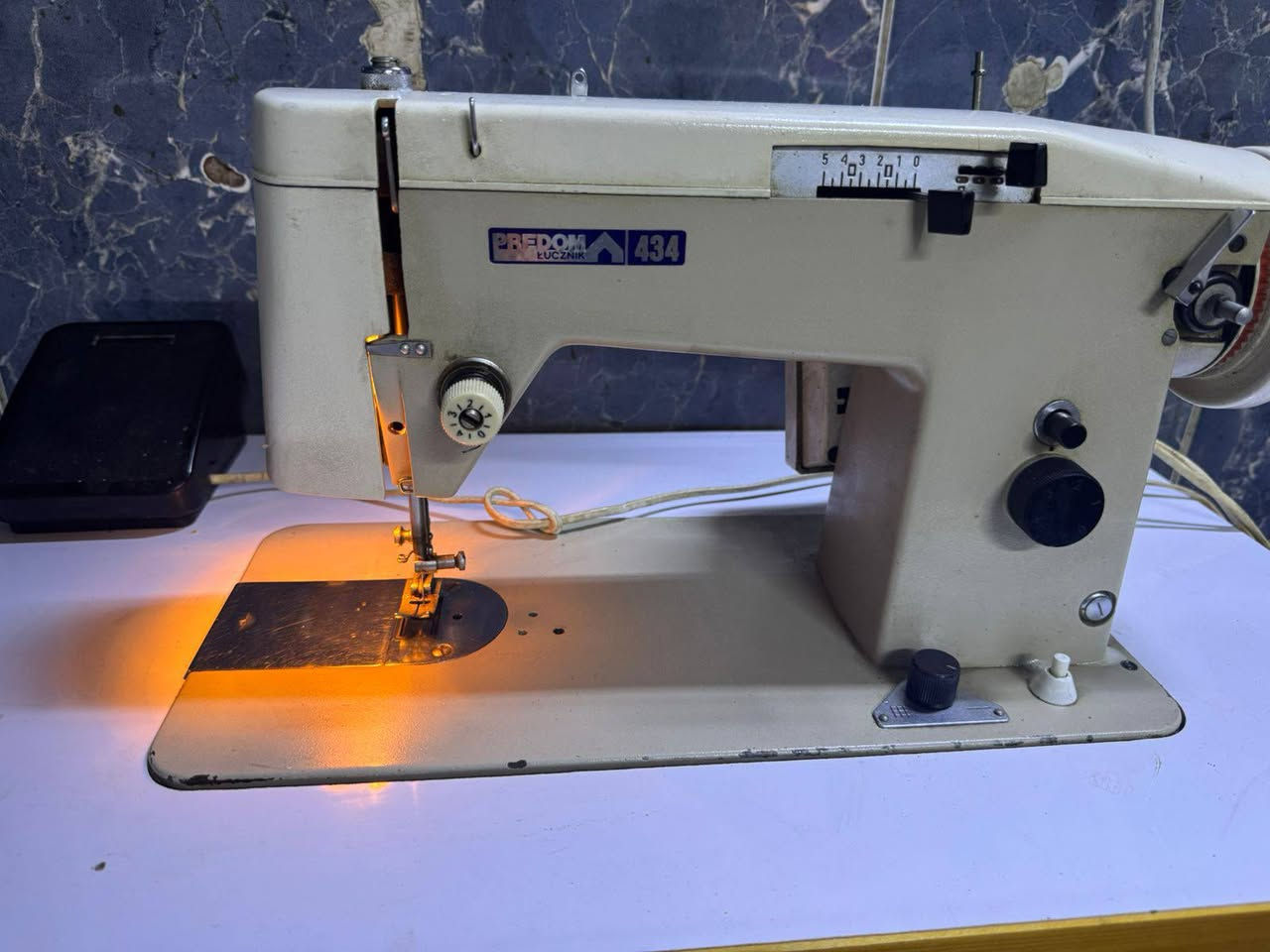 مكينة بولوني خياط وزكزاك نظافة فول كاملة مع الميز سعر ١٤٠ ألف
***********
