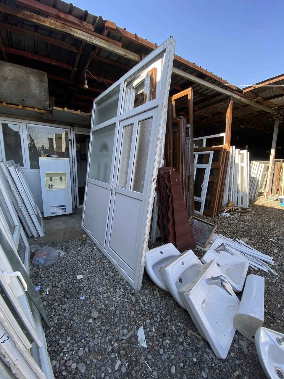 السلام عليكم وصول وجبه جديده  من الابواب و الشبابيك 
سخانات و مغاسل 
المستعمل نضافه فول اخو الجديد   
استنكي بيدك اي قطعه ابيض.   75 الف  
#نقد نقد نقد  
والشبابيك الزغير  ايضن يوجد عرض خاص 
العنوان ناحيه الزاب  مدخل السايدين  
الأستفسار اتصل 
***********
