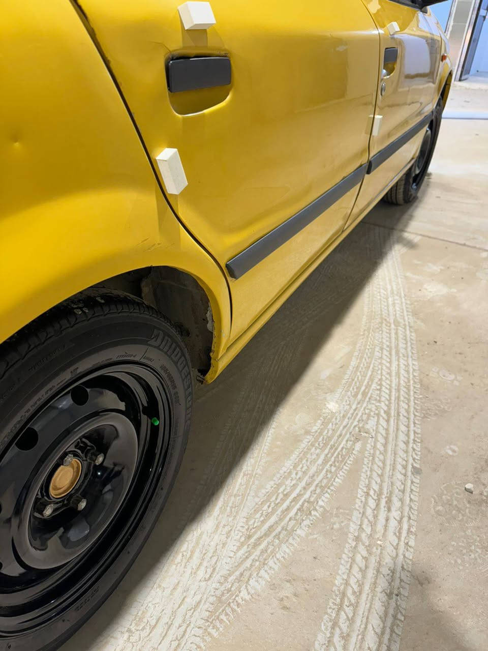 السلام عليكم سمند 2011 مكينه كير حداديه مكفوله سياره جديده رقم صدامي مصفره هيه  وغرامات سياره احله من الصور السعر 32بيها مجال بسيط ***********
