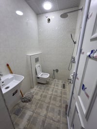 بنايه تحتوي على شقة مؤثثة كاملة ديلوكس شقة درجة اولى بيه غراض كاملة و ...