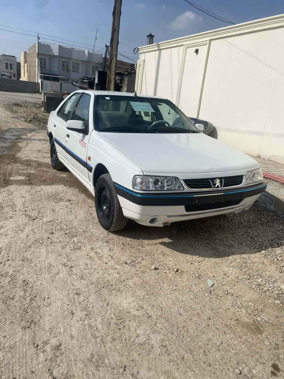 السلام عليكم... وما بعد السلام بيجو 405 موديل 2005 ماشيه 135 km حقيقي سياره مزاد وزارة الداخليه صاعده هزه قبل شهر ومخصصللهه رقم بغداد وباقي عل صرف سنويه ولوحات وهل ايام تكمل انشاء الله .. المحرك يبخر والبنيد طاير يعني لازم يتبدل فقط صدر زين تايرات جدد تبريد كامله غراضه بس مو شغال بور ستيرن مي باتري جديد خياس ماكووو بلاديه السياره الداخل مدوشم جديد ..... شعندك مراوس نزل او دز واتس واذا سايبه نضيفه بعد احسن ***********
