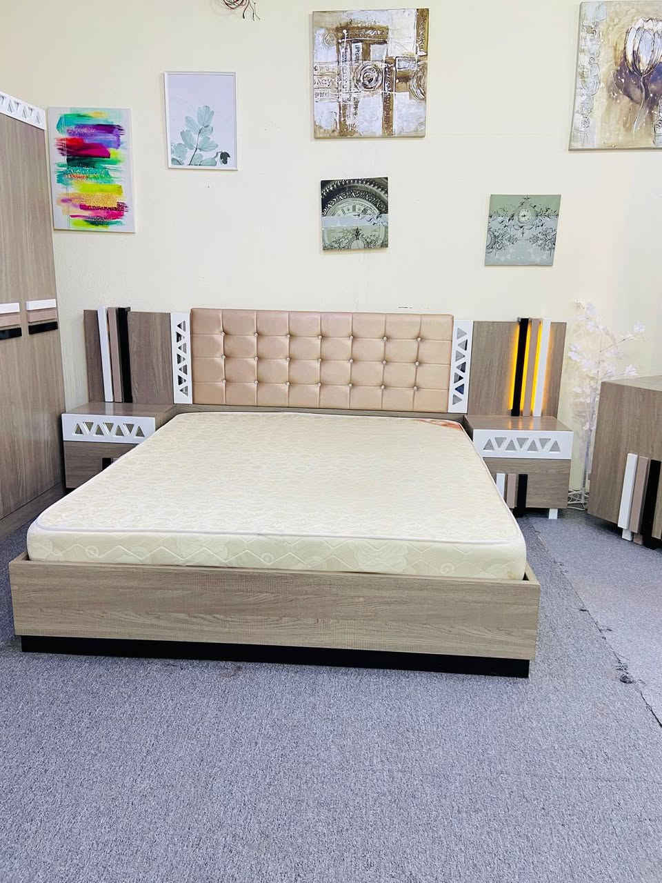 King size bedroom set
180*200cm it is Very good condition no damage 30998725


**إذا كنت صاحب هذا الإعلان وتريد حذفه لأي سبب، رجاءا أرسل رسالة إلى الدعم الفني**