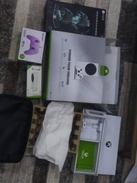 جهاز اكس بوكس سيريس s مساحة ١ تيرا اخو النظيف استخدام ١٠ اشهر فقط والب...