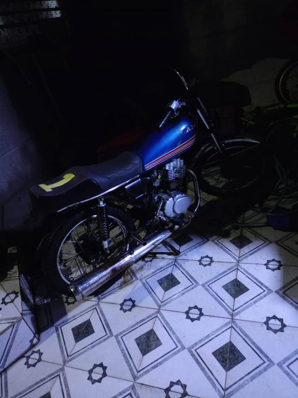 سلام عليكم دراجه للبيع نامه دراجه نضيفه مامتعوبه برغي ماناقصها رايدها ب 350 وبيها مجال حك الجيه مكاني بصره تنومه رقم ***********
