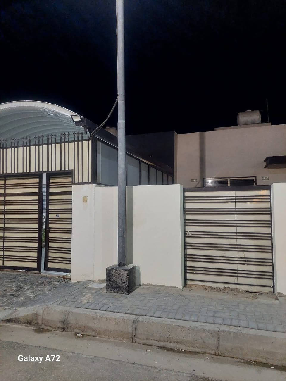 دار في مجمع السلطان السكني بيت حر سند باسم صاحب ا العقار بلوك الرابع المرحله الرابعة مقابل المرحله الثانيه 200 م2 طابق واحد اضافات كيسبان وطارمة وتغليف المكشوفات وصبغ الدار بالكامل وجاهز للسكن
***********
مكتب ارام للعقار
