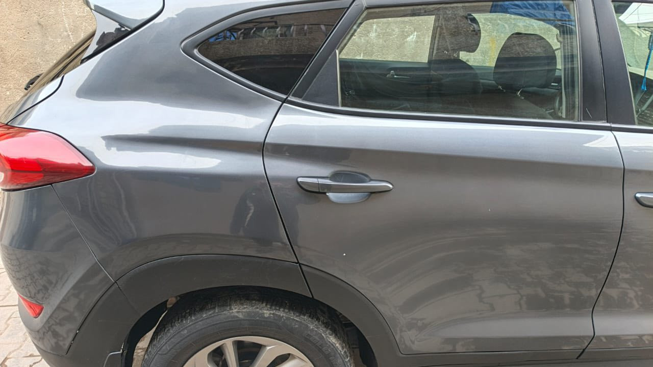 السلام عليكم سيارة توسان البيع الموصفات فول عادي وحادثه حلو بلجاملغ الخلفي ويا شويه من الباب السيارة بحله جيدة السعر ١٧٠ وبيه مجال قليل مكان السياره بغداد مدينه الصدر  مكلف بلنشر ***********
