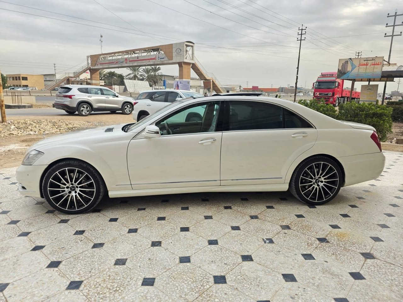 للبيع فقط اقره تفاصيل وشوف صوره وسوناره مرفق واتصل بلرقم 
مارسدس s350 AMG فول مواصفات 
2013 اصل كفاله عامه 
خليجي ماشية. Km120
رقم اربيل الدولي باسمي 
المواصفات 
بردات ٣ 
باموراما قطعتين 
تبريد كشنات 
تدفئة كشنات 
ناظور ليلي 
انارة داخلية متغير الوانهة 
كشنات ال٤ كهرباء 
جكات تصعد وتنزل السيارة 
عداد دچيتل 
جنطة كهرباء 
بيبان شفط 
داخل بيجي 
ثلاجة 
مري شفط 
تحكم ستيرن 
لد نهاري 
بكلايت لد 
مكينة v6
بردة جامة خلفية 
بصمات ابواب
وهواي مواصفات باقية 
السيارة نضيفة جدا 
بدون نقص برغي 
تخم تايرات وفلاتر و ويلات ودهن كلة وكالة جديد 
بدون اي مصرف  صدر مكينة كير كلشي مكفول على وظع شركه 
مكان السيارة بغداد قرب علوه الرشيد 
السعر ٢٥٥ ورقه 
للاستفسار 
***********
***********
