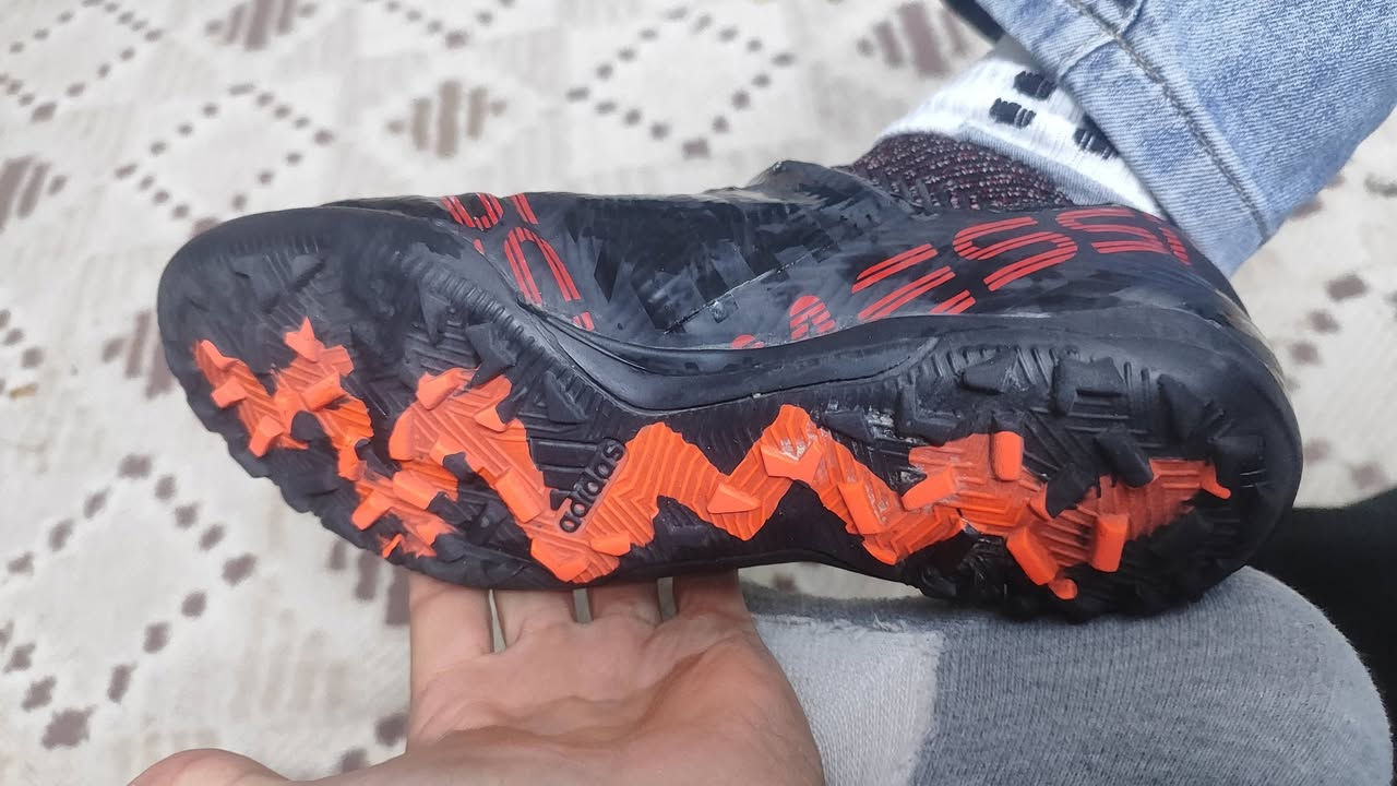 السلام عليكم حبايب توفر حذاء مسي بل لون الاحمر والاسود قياس بوش يعني من 40 لل42  هوا نفس الحذاء بي عيب بسيط خياط بصفحت الحذاء لغرض تقويه المنطقه وتكدرون شوفون الحذاء من جوه ممسوح يعني مامستخدم ونضيف 
السعر 15 الف مع توصيل ويا هديه جواريب اديداس هم لون اسود واحمر وتدللون توصيل لجميع المحافظات العراق تواصل خاص او واتساب ***********
