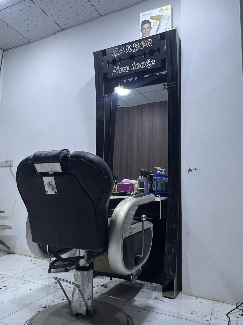 محل حلاقة للبيع غراض نظيفة استعمال قليل + مكاين تدريج 2 وحدة Wahl امريكي اصلي +صفر 2 وباقي الغراض موضحة بالصور موقع المحل بعقوبة تقاطع القدس خلف زنود الست الحمدانية (ابيع شلع) ***********
