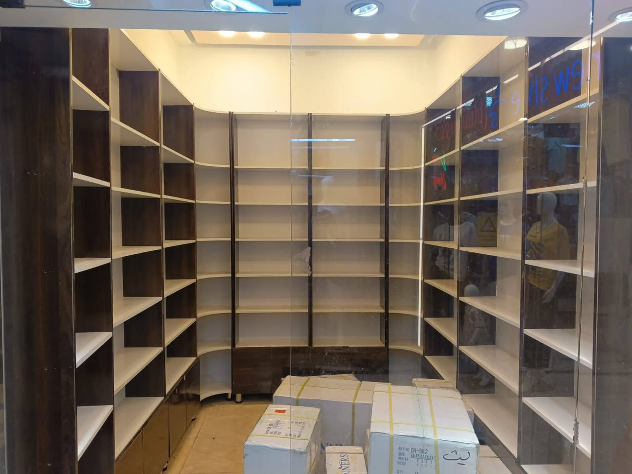 رفوف جديد للبيع 10 فاترينات الطول 2.5 متر 
للاستفسار الاتصال واتساب ***********
