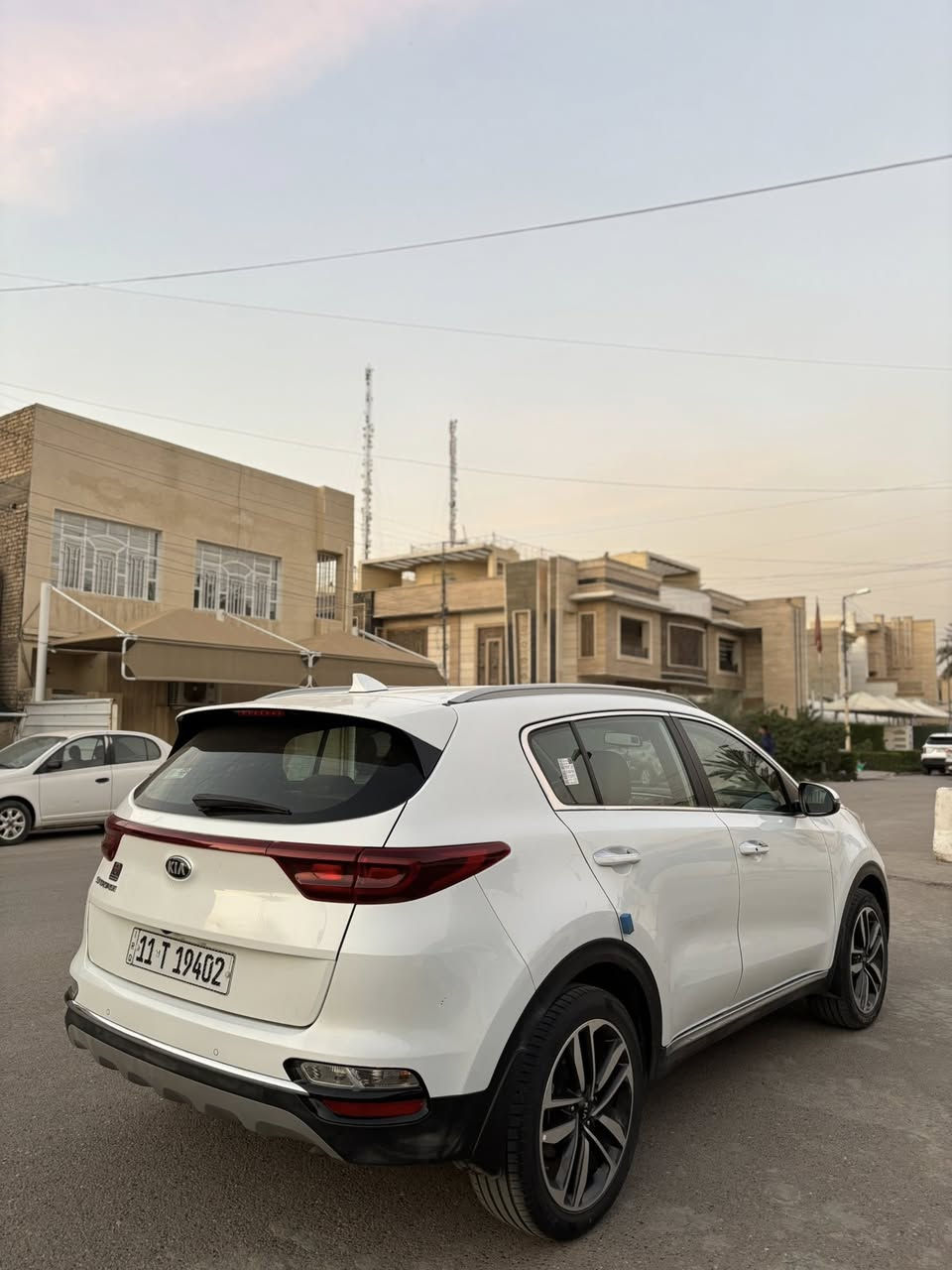 كيا سبورتج (2021) خليجي دولية.
ضمان خمس سنوات.
السيارة كفالة عامة على حالة الزيرو. بيها فقط بارد بالباب الخلفي.
سونار جديد موجود عندي.
ماشية (75 الف)فقط.
فول مواصفات قمارة
بصمة.
داخل عسلي.
تحكمات مقود.
مري شفط.
شاشة. 
كاربلاي.
تشغيل عن بعد.
صندوق كهرباء.
اربع انظمة قيادة.
+بقية المواصفات.
 
رقم بغداد انكليزي تحويل مباشر.
الموقع بغداد. زيونة.
السعر (197$) فقط.
للاستفسار الاتصال او مراسلة واتساب:-

***********
