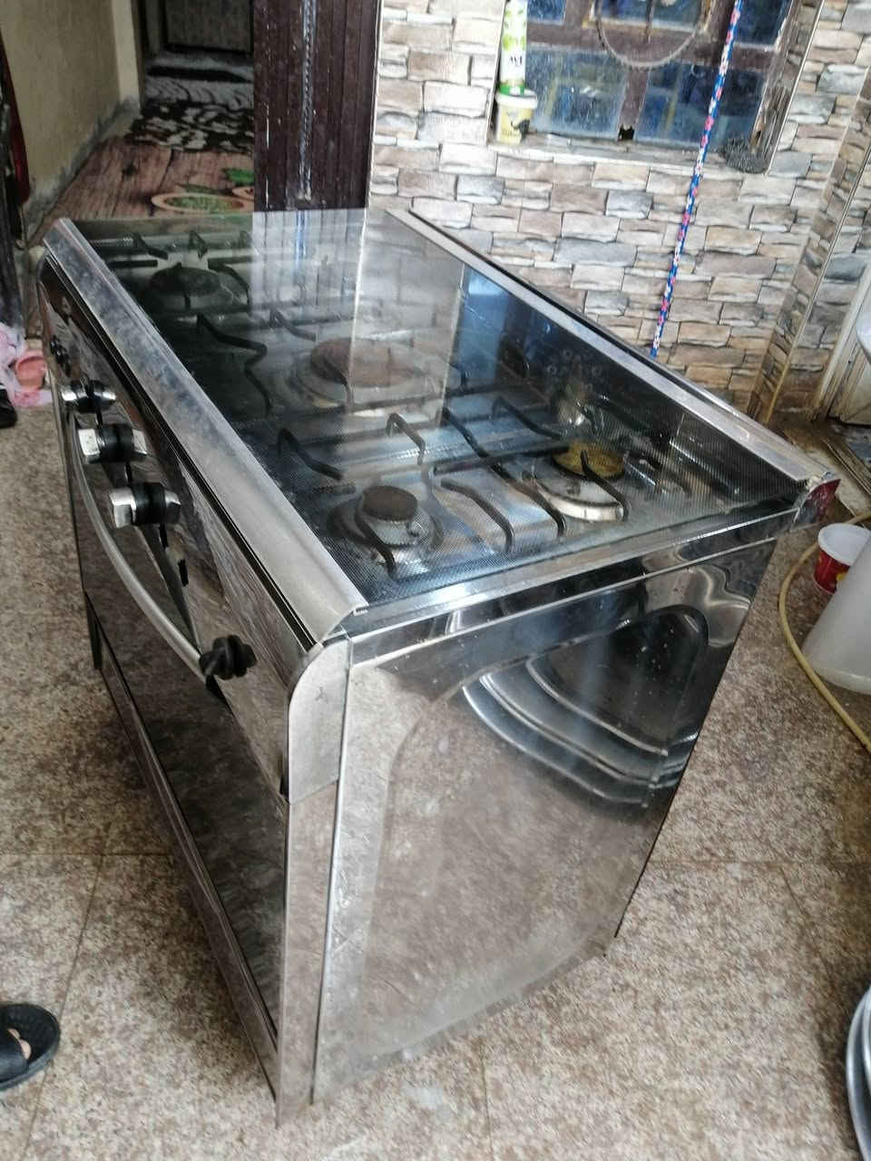 سلام عليكم طباخ خمسه عيون وسنك للبيع حي الخضراء خابر *********** وبيك خير وتدلل
