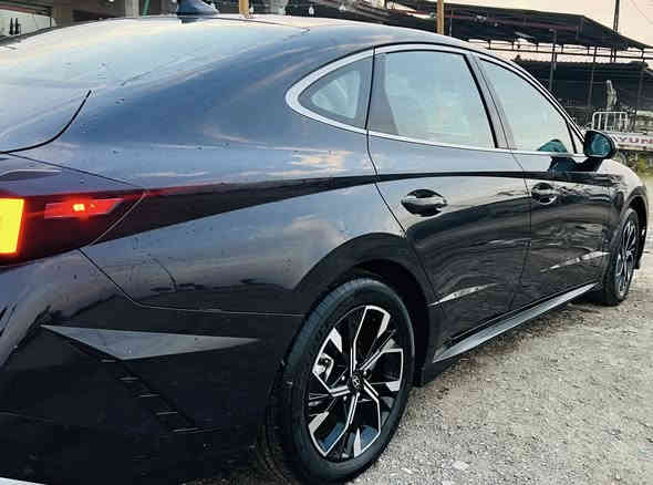 سوناتا موديل 24 مواصفات معروفه فول بدون فتحه
تترقم بغداد تريد مرقم او بدون رقم بكيفك
بعدها زيروووو  400ميل فقط 
قطعه وحده صبغ جاملوغ خلفي بدون حادث 
بدون دواخل  بدون ارباك
رقم 📞 ***********
