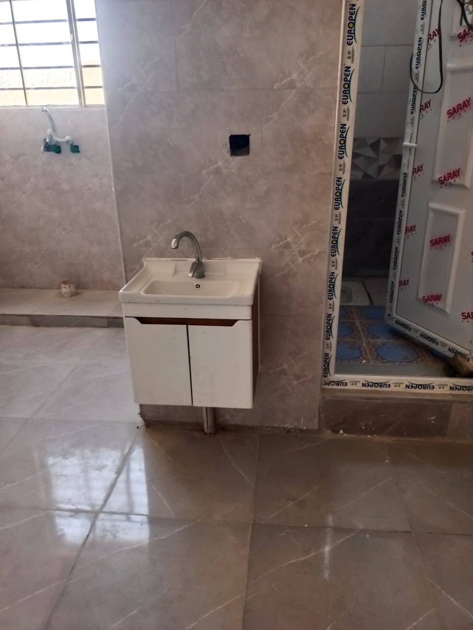 السلام عليكم بيت 120متر طابق ثاني يحتوي على غرفتين وحواي وكلدور ومطبخ من ضمن الحولي وصحيات كامل فول جديد موقع البيت حي الجهاد منطقة الفين قرب افران والمولده استفسار ***********و***********متواجد وات ساب
