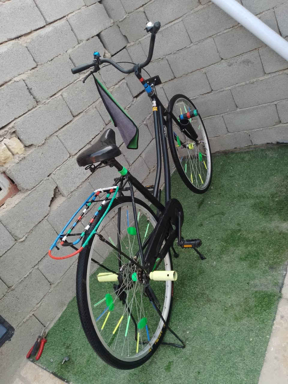 سلام عليكم بيسكل البيع بناتي الحجم 27لون اسود كدامكم بيسكل نضيف نضافه 100 %بريك خلفي ب مكان صفاره سعر 80وبي مجال مكان سبع قصور رقمي ***********متواجد عله فيس وعله واتساب
