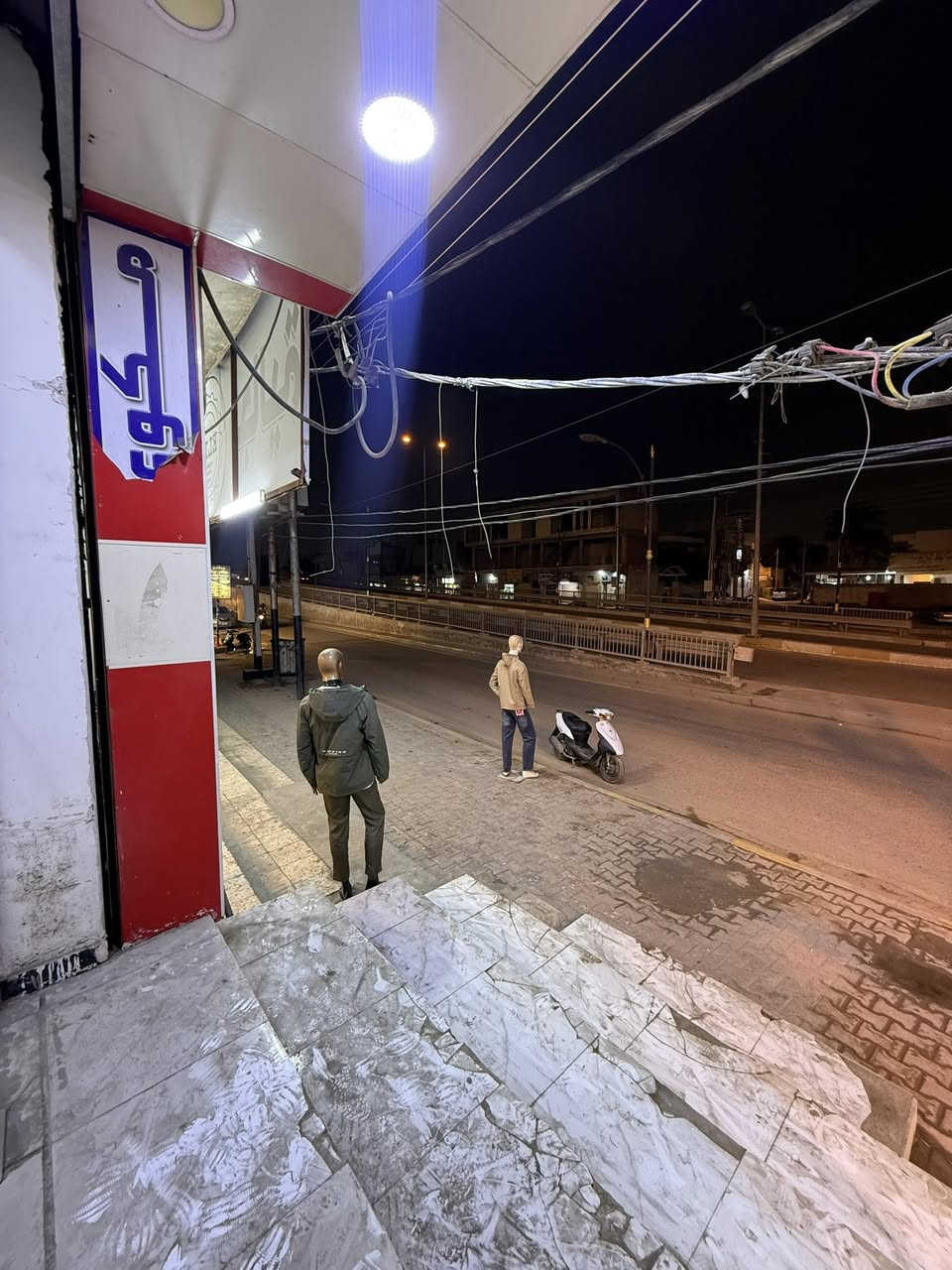 بناية تجارية للأيجار او للبيع ع شارع تجاري حركة قويه طابو بسمي الواجة 3 متر ونزال 20 متر صحيات داخل نضام قاعات نفس بصوره كل طوابق المكان حي الحسين قريب ع المجسر الجديد 
***********
