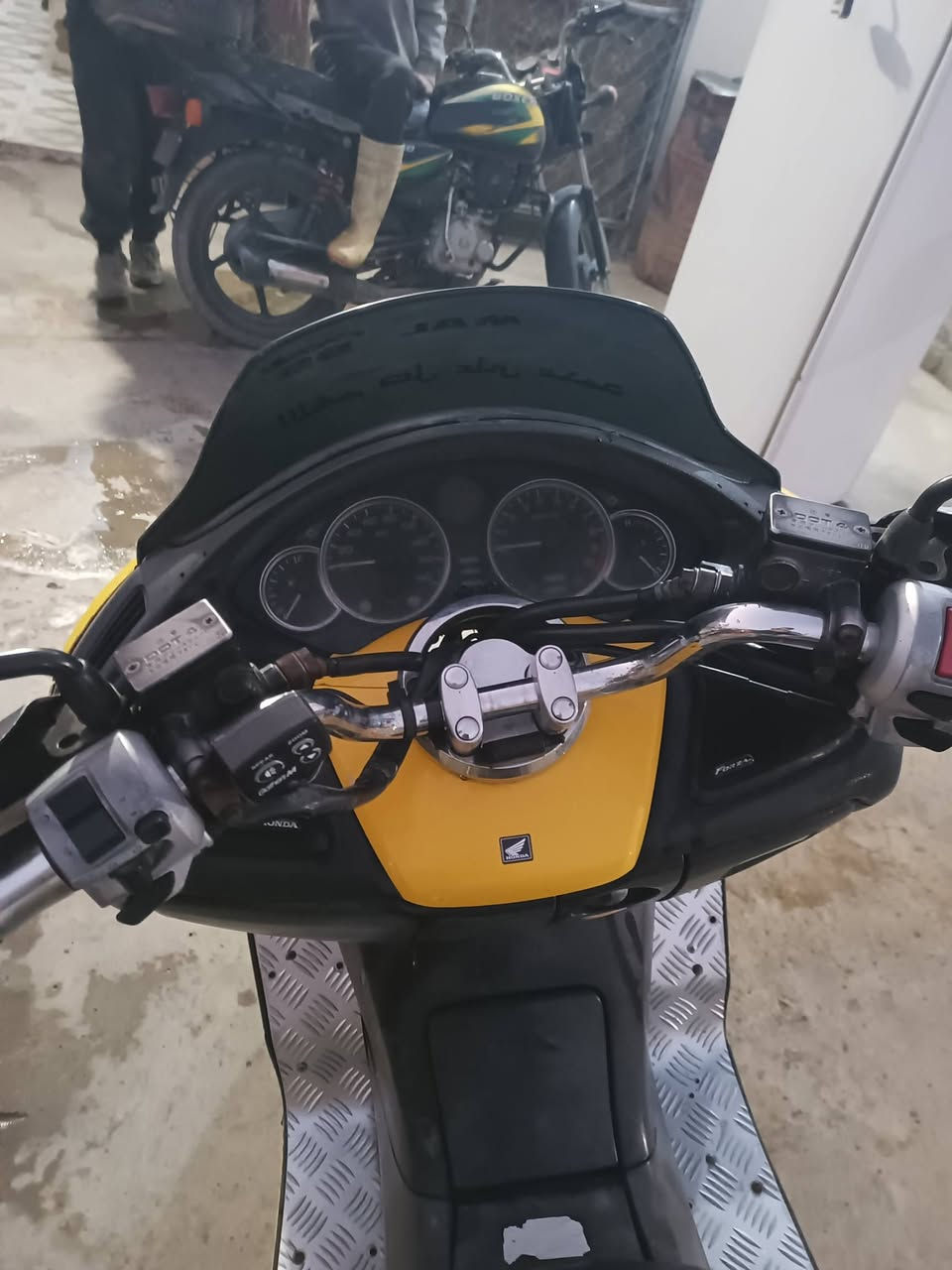 السلام عليكم فورزا 0/9 كرستال مكاني ديالى /بعقوبة السعر 900 وبيهة مجال
***********
