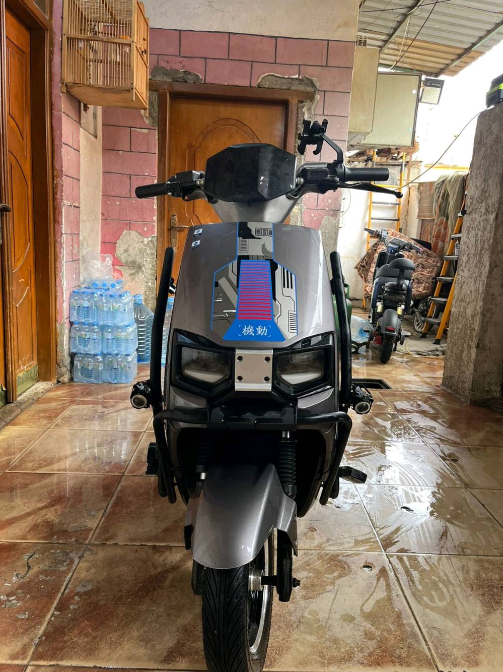 سلام عليكم دراجه كهربائيه حلو ونظيفه جدا وماشيه قليل مستعمله أقل من أربع تشهر ست بطاريات البطاريه 32.  وبيها مجال للشراي. ويا ملحقات خوذة و صندوق و جادر مطري , شنو بيها مسكوره اليده مال بريك الكدام.  بيها مجال للشراي 