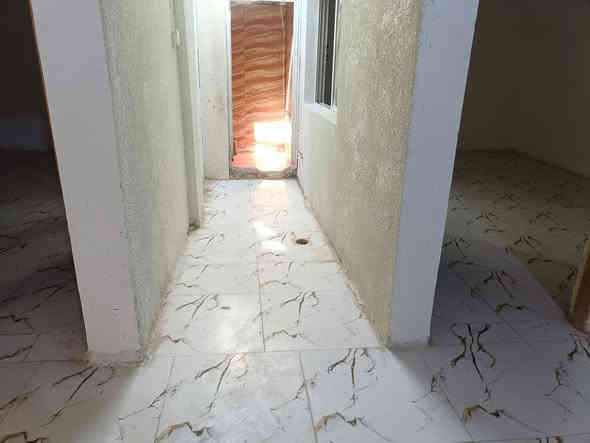 (78وبي مجال )بيت ركن على شارعين بحي سبل مقابل سجن الاصلاحي قرب المدرسة مساحته 200متر كافت الخدمات ماي ومجاري وكهرباء بلباب متكون من غرفتين ومطبخ وصاله وديوانيه وصحيات صب كونكريت بناء جديد شغل درجه اوله للعلم البيت فارغ حاليأ للستفسار اتصل وبخدمتك ***********
