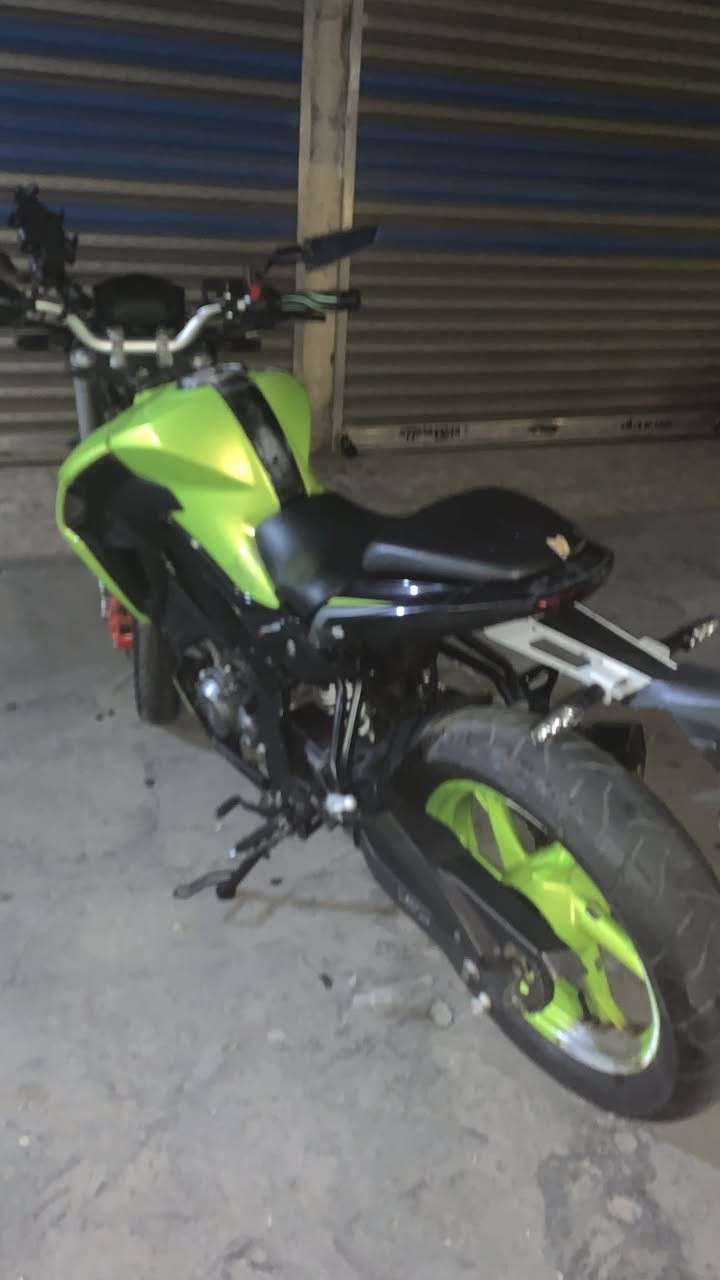 Benley s 180ss
نضافة 100/90 موديل 2021
مرقمة رقم بغداد مميز (16300س)
مكينة نضيفة لان ماديرلهة دهن غير بس من الشركة 
ومي الراديتر هم نفس لشي بس من الشركة اديرلهة 
ولدراجة تخبل مناقصهة شي دسك انامي نضيف وقوي 
دسك خلفي نضيف وقوي كهربائيات شغالة كلهة ومناقصهن شي والوحات والسنوية موجودة سعر 3 مليون وبيهة مجال للطيبين العنوان البياع الرقم ***********
