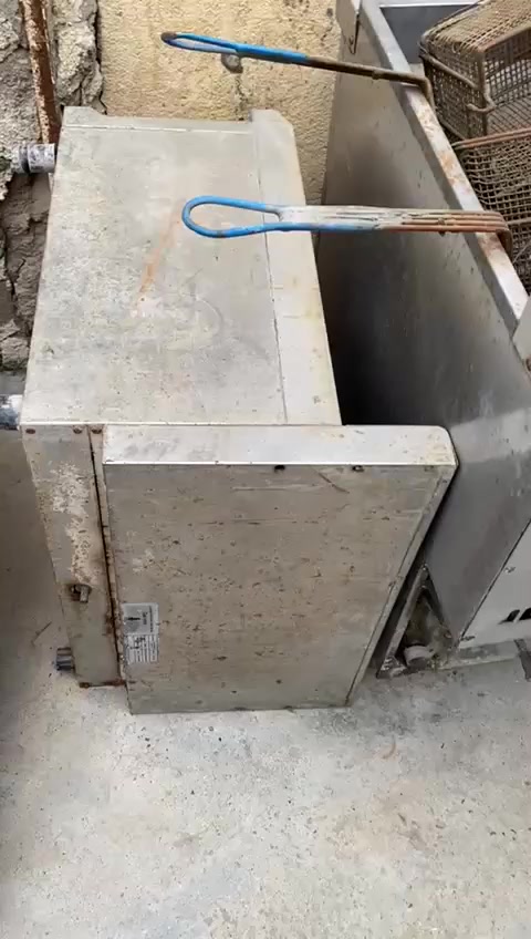 السلام عليكم غراض مطعم للبيع كريل بركر حجم كبير+قلايات عدد ٣  مكان بصره ***********السعر ٢٠٠الف الشراي يتصل
