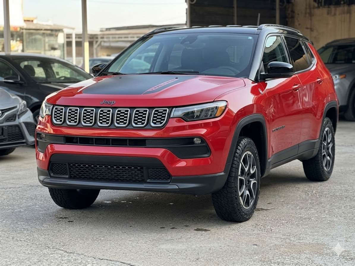 جيب كومباس موديل 2025 مواصفات تريل هوك لون ماروني مميز سقف اسود بصمه شغال عن بعد شاشه كبيره كاميرا رادار امامي رادار جانبي لايت LED  زينون بك لايت ليد بلاجكتور كشافات الثلج مقاعد جلد مطعم بخيوط مارونيه  مقاعد هيتر فور ويل AWD ويل كب كروم اشيار بالمري هاند بريك بصمه باب الخلفي كهربائي تبريد قطعتين السياره جاهزه 100% ماشيه 9 الاف ميل 
السعر 140 ورقه وبيها مجال للطيبين 
***********
*********** 
السياره تترقم شمالي وجاهزه 100% و4 تايرات جديده بجم كبس  كير ومحرك والبدي كله بشرط السونار دهوك, العراق
