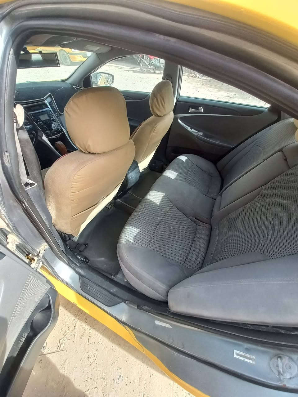 السلام عليكم سوناتا مضلع موديل ١١ وارد أمريكي
حادثها باب وجملغ جهة السايق وجاملغ الخلفي وشوية من البنيد 
والباقي شواصي تكم والقمارة مكفولات 
كير ومكينة مكفولات 
تبريد شغال 
تخم تاير جديد 
مسويلها ادامة صيانة كاملة وبيها ملاحظات بعد 
صدر خلفي نظيف والامامي نص عمر 
سيارة حلوة وجاهزة للشارع
بأسمي تحويل ثاني يوم سنويه 
سنويه لل٢٨ 
سعرها ٨٣ وبيها مجال ***********
***********
