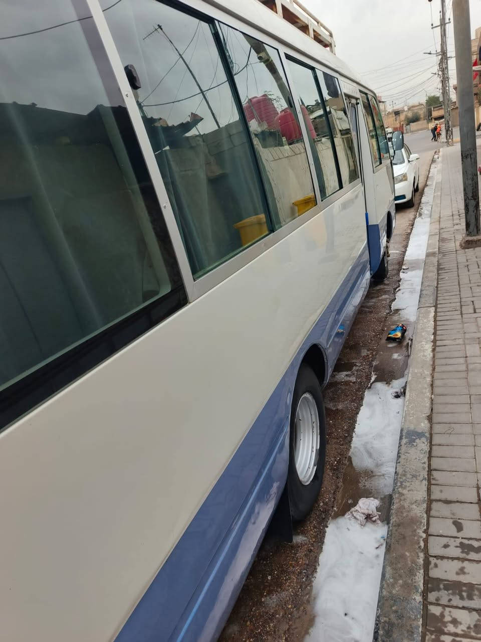 سلام عليكم مكلف بلنشر..
كوستر 2007 مكينه كير اكسل نضيف حداديه 70 بلميه 
تخم تاير دوشمه نضيفه وكرسي كلابي عادي مو مال ستاركس رقم انكليزي بصره مصفره من كلشي وسياره بأسمي سعر 215 وبيه مجال حك الجيه رقم *********** راعي سياره
