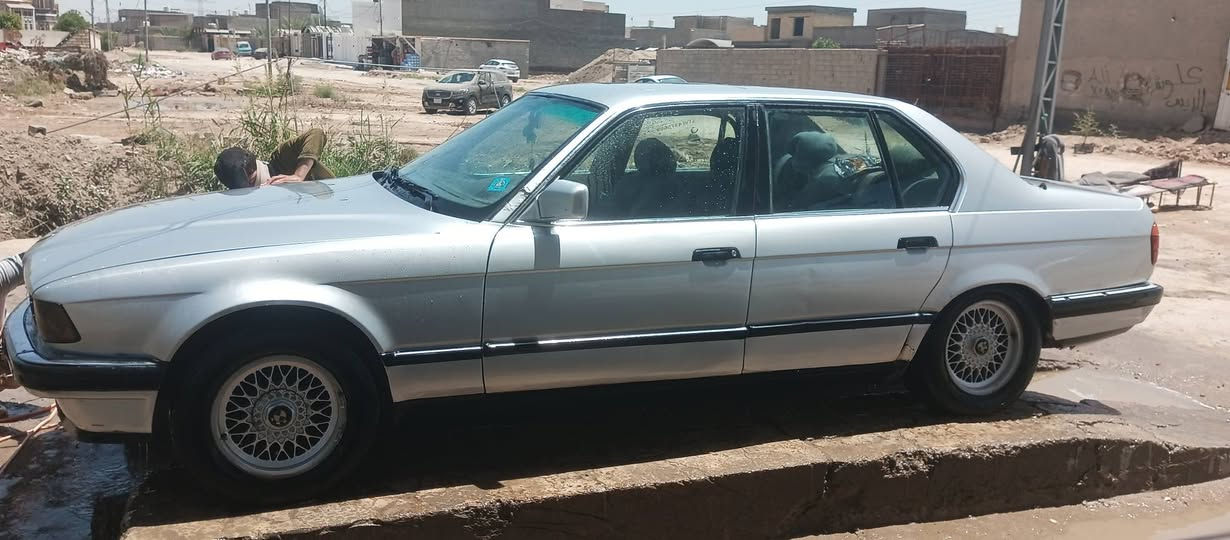 سلام عليكم
للبيع 735 موديل 92 هزه جديده رقم دولي بغداد محرك كير مكفول ترايك وين ما يعجبك كهرباء حلوه تبريد شغال 
فتحه ما تشتغل سياره بيها طخه بنيد كد اقل الشبر بيها خياس بسيط جاملغ الخلفي وتكمه يم جامه السايق حداديه جديده تخم تاير جديد داخل اسود كشنات جلد   سعر53بيها مجال شراي يتصل ***********
