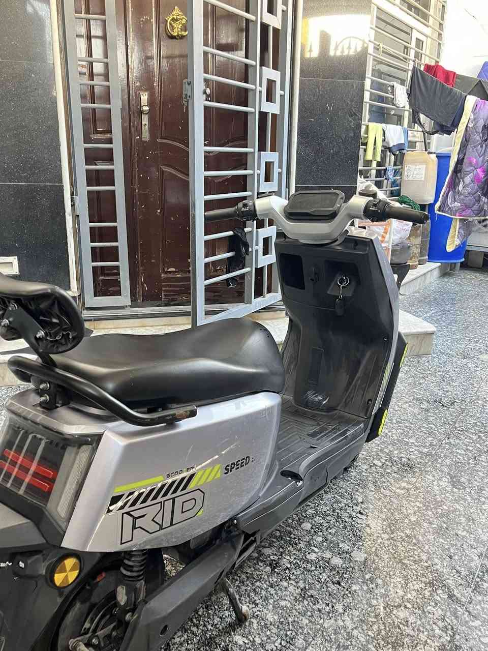 السلام عليكم دراجه شحن شركه speed ام عيون دراجه نضيفه استعمال شخصي بيها شخوطات بسيطه مال استخدام تمشي 45 كيلو الى 50 ب الشحنه الوحده 
مواصفاتها 
سرعه 50
شاحنتها الاصليه وياها وسويج وبصمه 
دراجه نضيفه استعمالي الشخصي من المعهد للبيت شوفت عينكم 
السعر 550 وبي مجال بسيط
مكاني بلديات ***********
