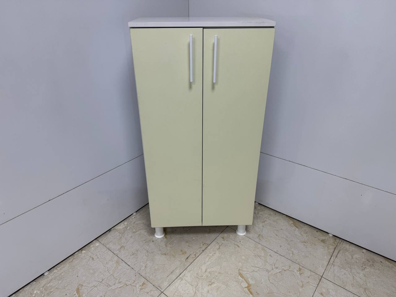 ٨٠ الف 
جزامه خشب 
القياسات 
120 سم الارتفاع 
 60 سم العرض 
33سم العمق


**إذا كنت صاحب هذا الإعلان وتريد حذفه لأي سبب، رجاءا أرسل رسالة إلى الدعم الفني**