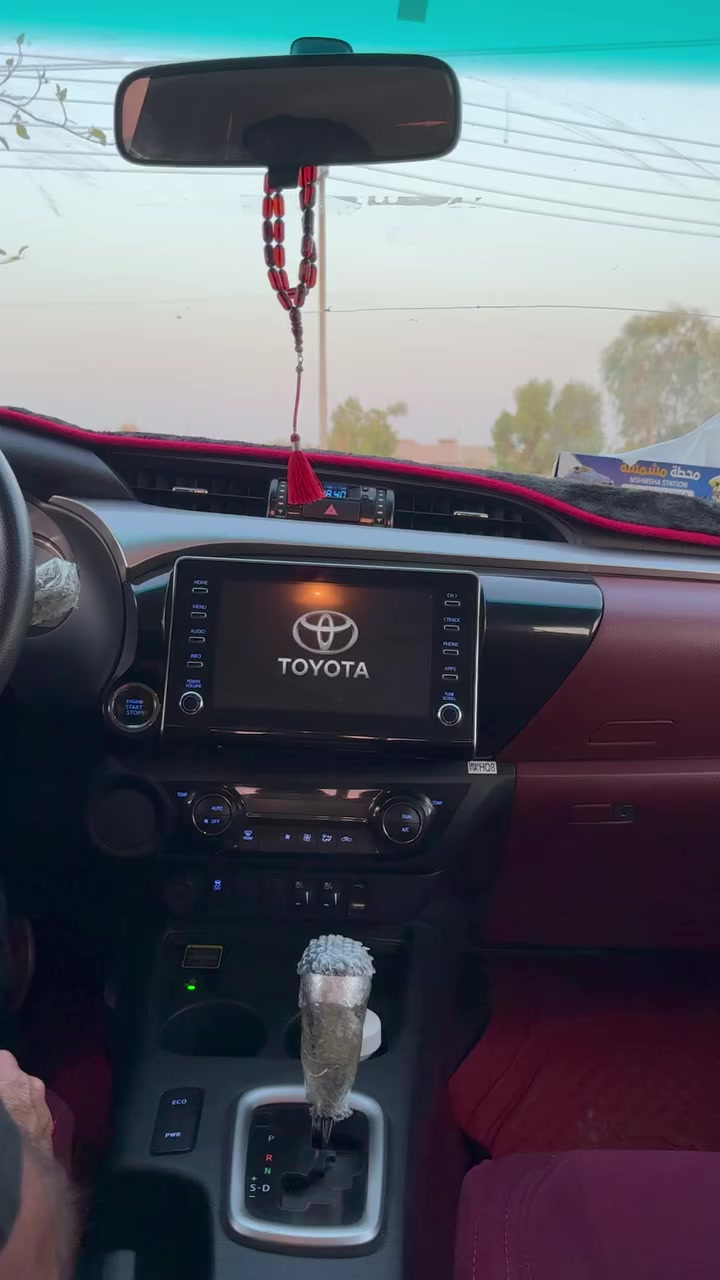 سلام عليكم عندي سياره البيع بيكم هايلوكس موديل2023  رقم اربيل تحويل  مباشر سياره ساز فول  موصفات  وتماتيك مكفول كفاله عامه بيه بارد بصيط مشر عليه بل صوره  السعر 275 وبيه مجال المكان البصره الهارثه رقم الهاتف ***********
