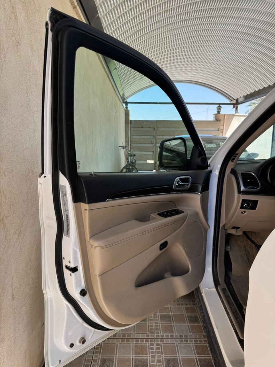 من رخصة  الادمن بسم الله الرحمن الرحيم
جيب كراند شيروكي (Jeep Grand Cherokee) موديل 2018
التفاصيل والمواصفات:
• الفئة: لمتد ( Limited.sport) - فول مواصفات 1/1.
• الوارد: خليجي.
• المحرك: 6 سلندر، سعة 3.6 لتر،
• التصميم الخارجي: بصمة أبواب، تشغيل عن بعد، صندوق كهربائي، حساسات خلفية وأمامية أصلية، فتحة سقف (سلايد روف).
• المقصورة الداخلية: كراسي جلد (بيجي)، كراسي كهرباء مع ميزة الخزن (Memory Seat)، تدفئة وتبريد بالكراسي، تدفئة بالمقود.
• التقنيات: شاشة كبيرة تعمل باللمس، نظام ملاحة (GPS)، كاميرا خلفية دوارة، نظام صوتي متطور، شاشة أعطال ديجيتال.
• أنظمة القيادة: فور ويل (4WD) مع وضعيات قيادة متعددة (رمل، صخور، طين، ثلج)، مانع انزلاق، نظام استقرار إلكتروني.
• الإضافات: تبريد قطعتين (مركزي)، مرآة عاكسة للضوء، ويل كب حجم 20 لمتد 
الأصلي.
السعر المطلوب:29.000$ ( مئتان و تسعون ورقة)
قابل للتفاوض
📍بابل-سدة الهندية
للاستفسار الاتصال على الرقم (***********)
