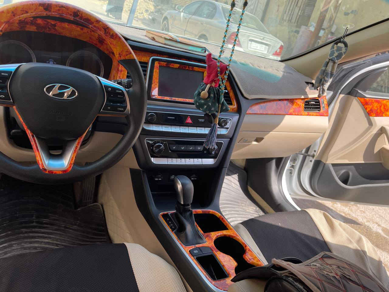 سوناتا للبيع امريكي 
موديل 2018 سياره جديده بمعنى الكلمه ماشيه 66 حقيقي محرك 2400 حادث السياره بنيد فقط مبدله بس بنيد حادثها كلش حلو مالت الله وسياره ع ايدنه كلش جديد سياره مامتعوبه ابد رقمها ذي قار بسمي مكاني ناصريه مركز 
سعرها (142وبيها مجال ) ***********
