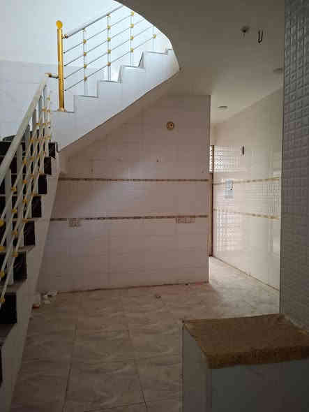 للأيجار مساحة 100 متر البطابق الارضي يحتوي على غرفه وصاله ومطبخ واستقبال ومجموعة صحيات داخليه وخارجيه
اما الطابق الثاني غرفه ومجموعة صحيات
البيت جديد. بيه خزان ماء. وخط مولد وماطور وگيزر 
سعر الأيجار 300 الف مقدمة شهرينابو طيف
العنوان حي النداء. شارع المجمعات منطقة ال50 الف مقابل ماكولات اجواد ابو ساره  للأستفسار أكثر ***********
