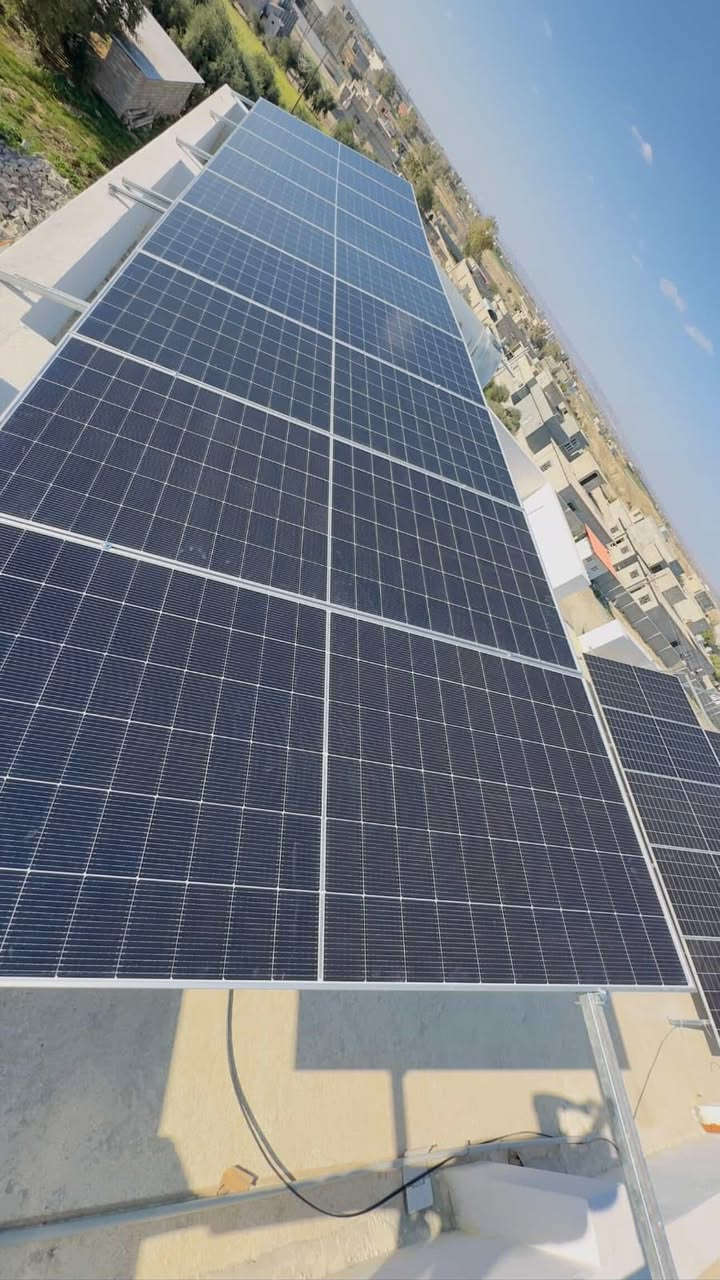 #ضمان_البطارية_5سنوات
تم بفضل الله تجهيز و  تنصيب منظومة طاقة شمسية لمنزل الأخ العميد فايز الفياض 
   #البيجي
تجهز المنظومة المنزل ب 40 أمبير نهاراً
بالاضافة إلى 30 أمبير ليلاً  . 
مكونات المنظومة.
🔵الواح لونجي 615w  عدد (18) بضمان 10 سنوات 

🔵 جهاز انفيرتر نوع(Deye ip65)حجم 12kw (55امبير)  بضمان 4 سنة . 
🔵 بطارية ليثيوم Deye 16kwالاطول عمراً. عدد 2وبعمر افتراضي 15 سنة وبضمان 5 سنوات 

✅ الفرع الرئيسي :- شركة حسيب البشاوي للطاقة الشمسية
العنوان محافظة كركوك قضاء الحويجة سايدين المعارض مقابل محطة وقود الطليعة الحكومية  

✅ الفرع الثاني : محافظة صلاح الدين قضاء بيجي عمارة وطبان 
للحجز والاستفسار الاتصال على الأرقام التالية :
***********
***********  
***********‪
#احمد #الجبوري #مدير #اعلام #شركه #حسيب #البشاوي #للطاقه #الشمسية
