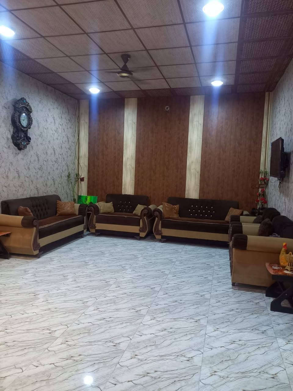 *للبيع بيت - ديالى بعقوبة / بهرز حي الشرطة*
- *الموقع*: قرب جامع الشكور، بالفرع الثاني على اليمين  

- *المساحة*: 200 متر، الواجهة 10 متر × النزال 20 متر  

- *الطابو*: زراعي، سند 25  

- *المواصفات*: قاطين كامل مواصفات  

- *السعر*: 120 مليون  

*للاستفسار (واتساب متوفر):*  

***********  

***********

