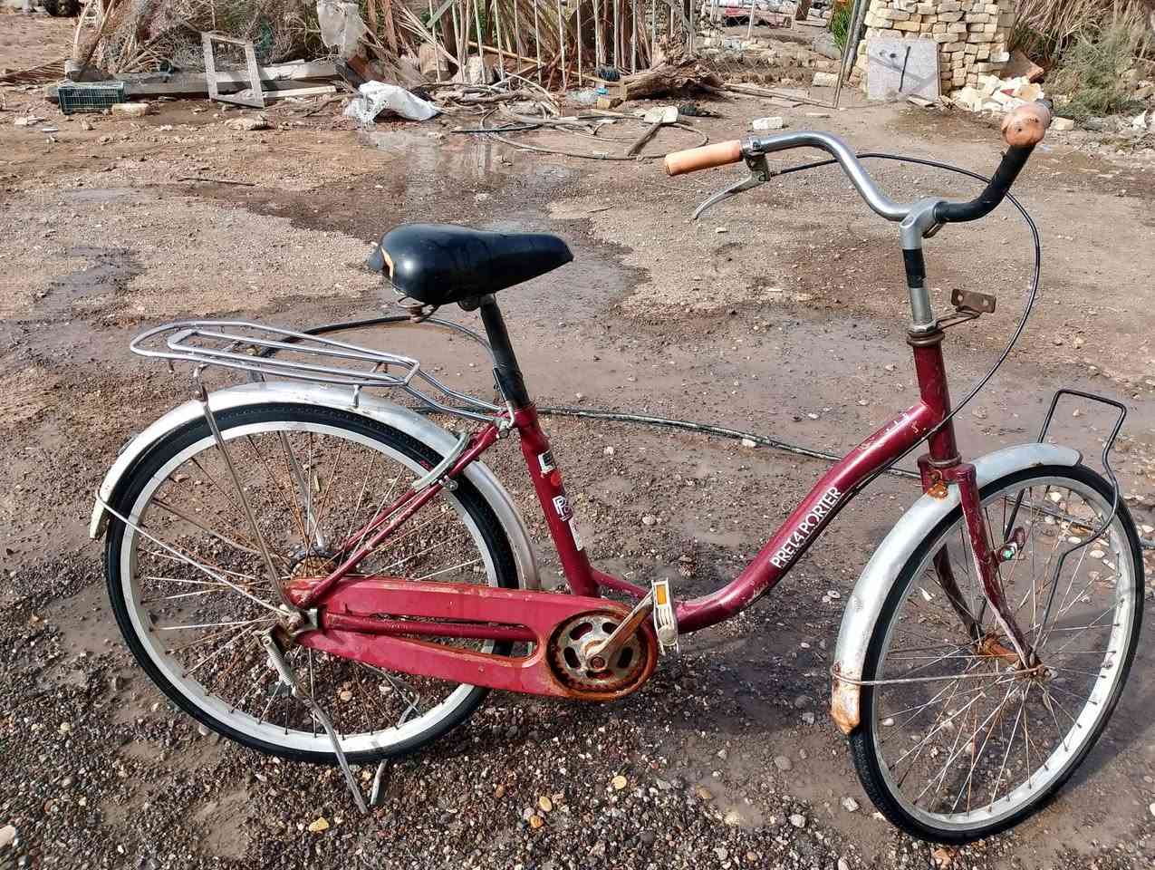 السلام عليكم بايسكل للبيع نضيف حجم 24
بركيكات جدد مكان كوت شهداء قرب معمل اكسجين 
السعر 60 وبي مجال الرقم ***********
*********** او مراسله فيسبوك
