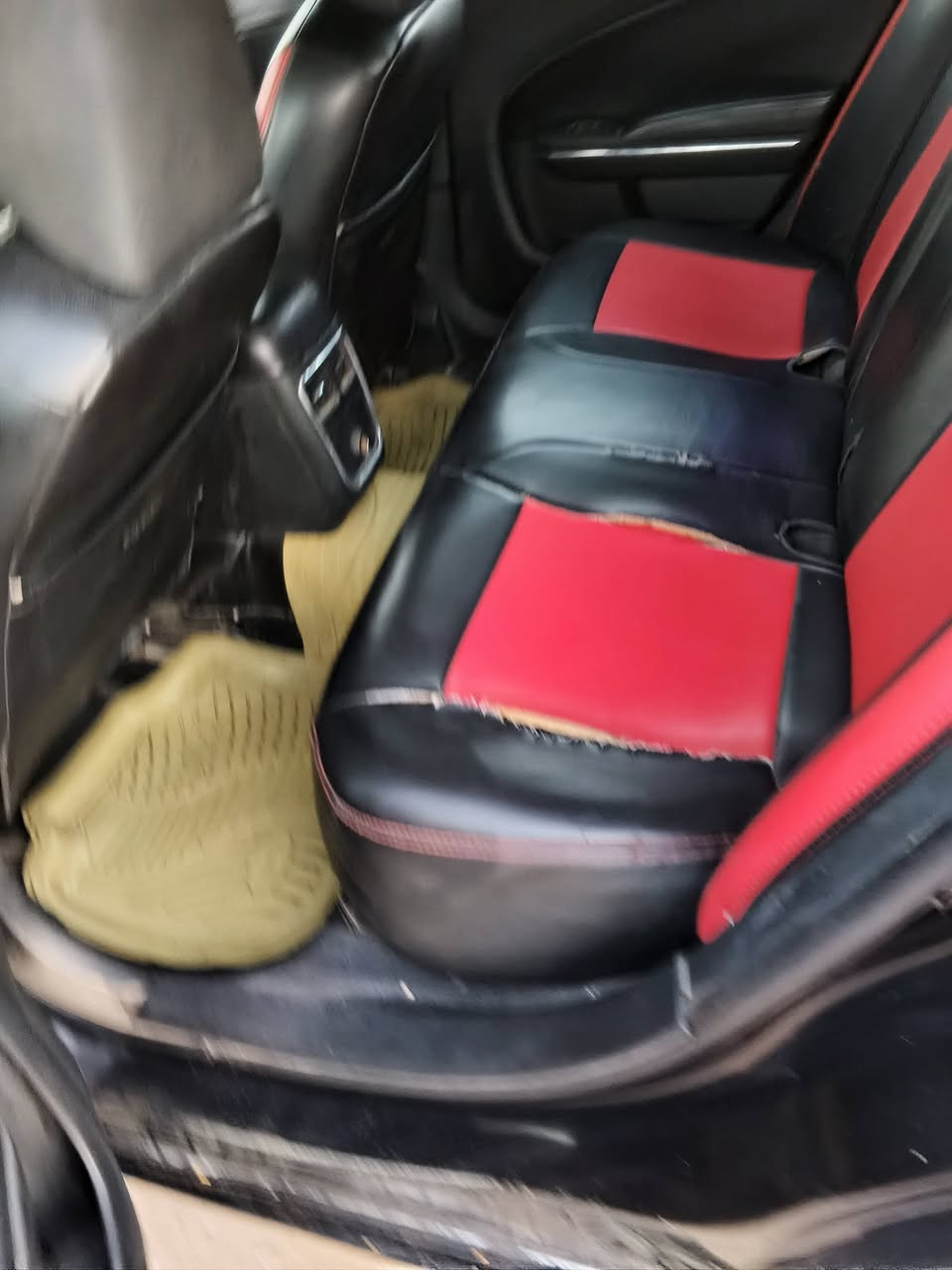 سلام عليكم مكلف بالنشر جارجر 14اصل بااسمه شخصيا مكينه كير جدد 3600 حداديه جديده تخم تاير تبريد ثلج احله من الصوره السياره مانقصها شي السعر 125 وبيه مجال واذا مراوس بتسكي جارجر اراوس مكان البصرة للاستفسار ***********
